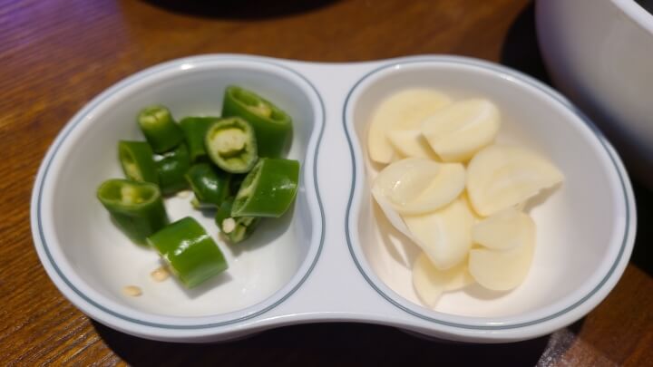 황금족발-고추-마늘