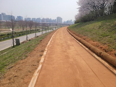목동교 황톳길