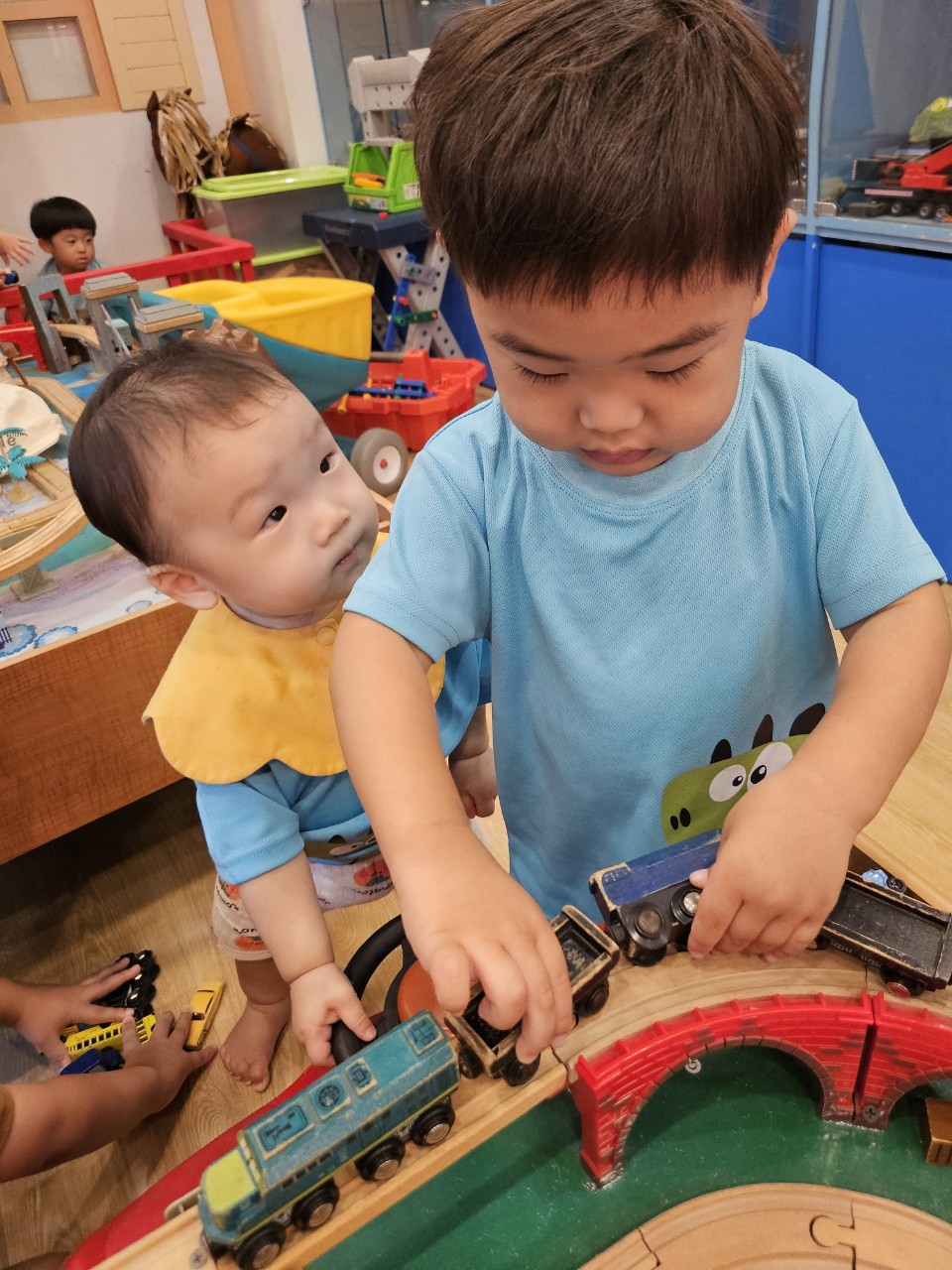 형님이 놀이하는 모습을 바라보고 있는 11개월 아기