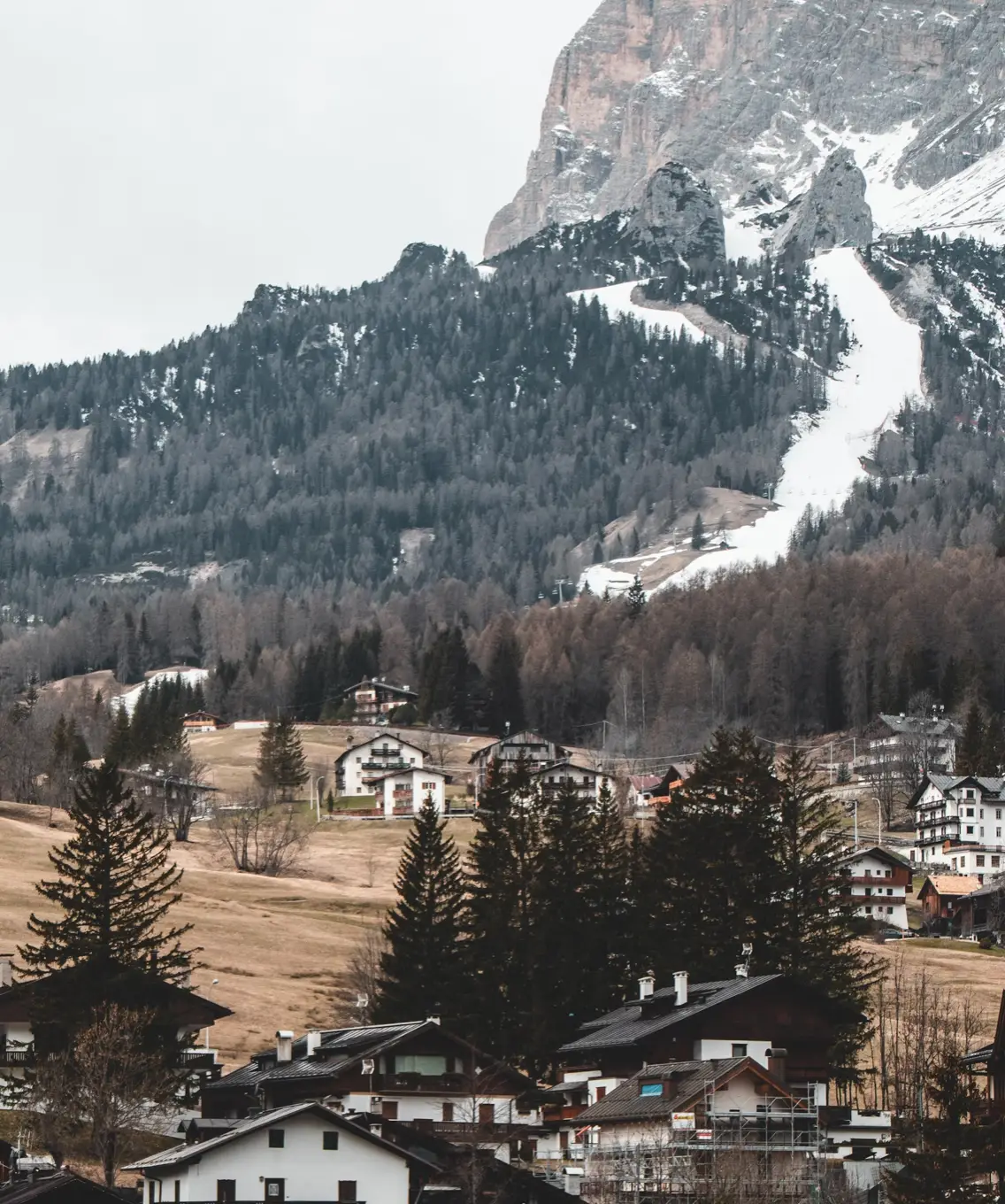 돌로미티 산맥 위에 눈이 쌓여있다