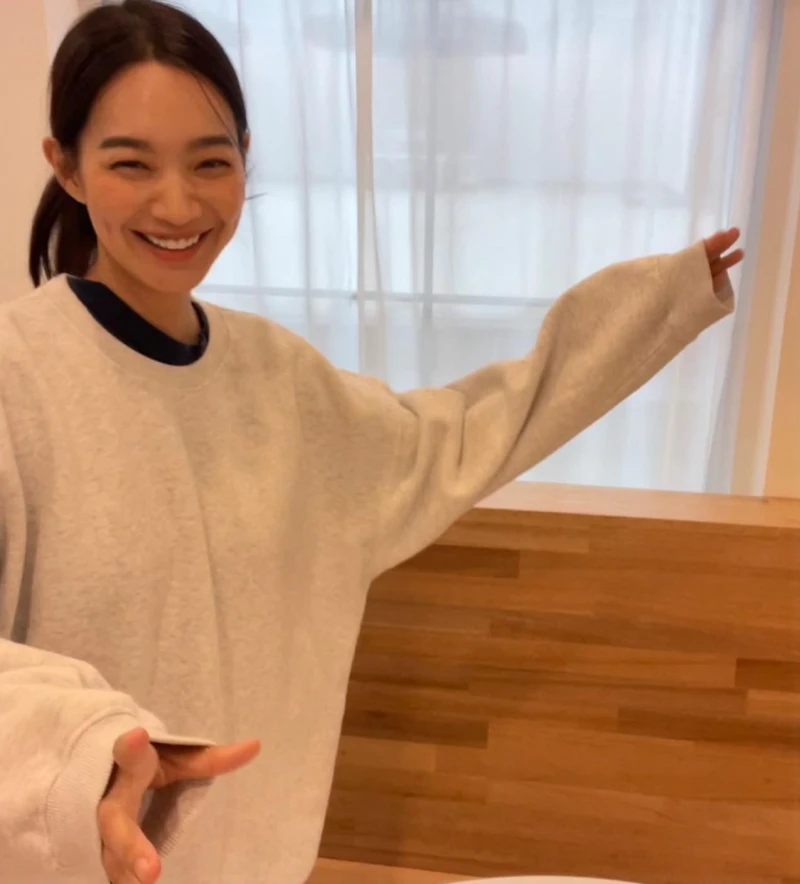 신민아, 루이비통, 신민아 루이비통, 신민아 패션, 신민아 드레스, 루이비통 앰버서더, 루이비통 하이 주얼리, 셀럽 패션, 셀럽 스타일, 마드리드 패션쇼, 실버 드레스, 시퀸 드레스, 연예인 공항패션