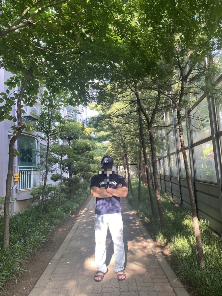 데일리룩(오뭘입)_NY볼캡, 알디씨 반팔 티셔츠, 오더플리즈 와이드 연청 데님 데미지진, 버켄스탁 슬리퍼, 데일리코디, 남자코디, 남자데일리룩, 남자데일리코디, ootd