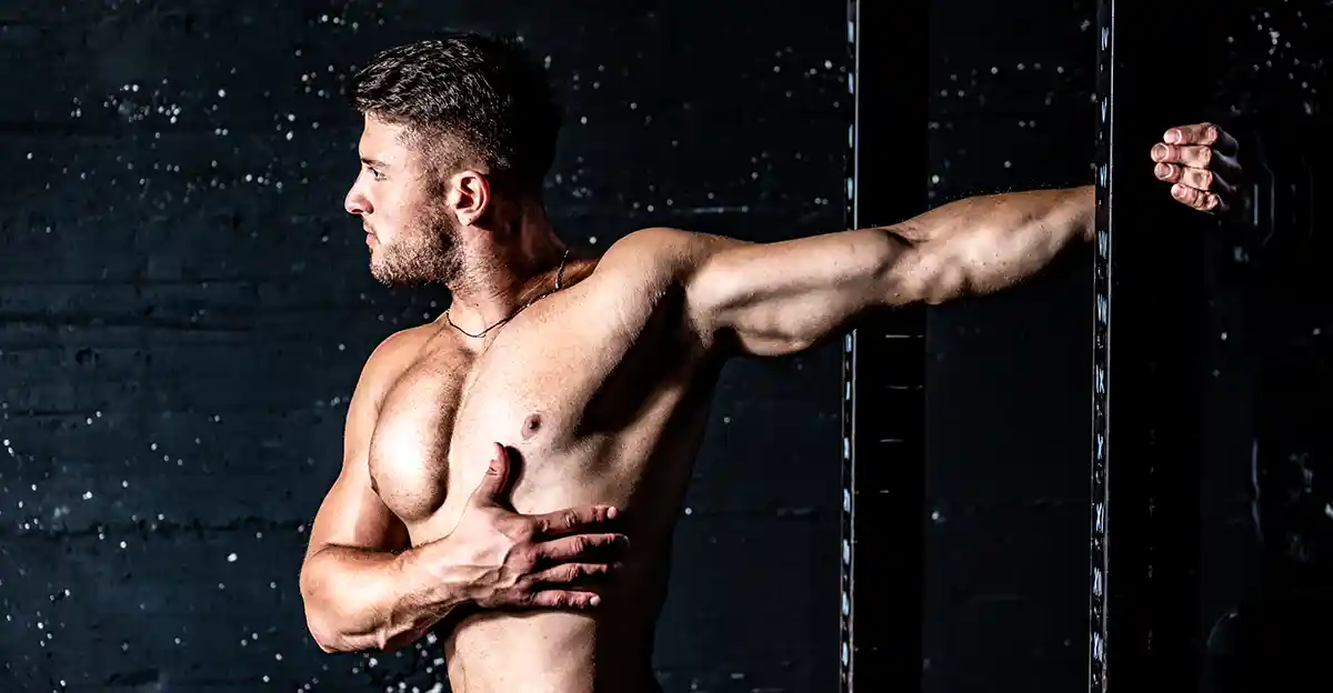 헬스장-팔을펴고스트레칭하는남자-근육질남자-이미지