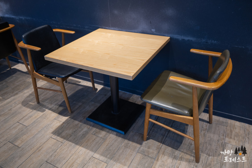 빽다방 더본호텔 테이블