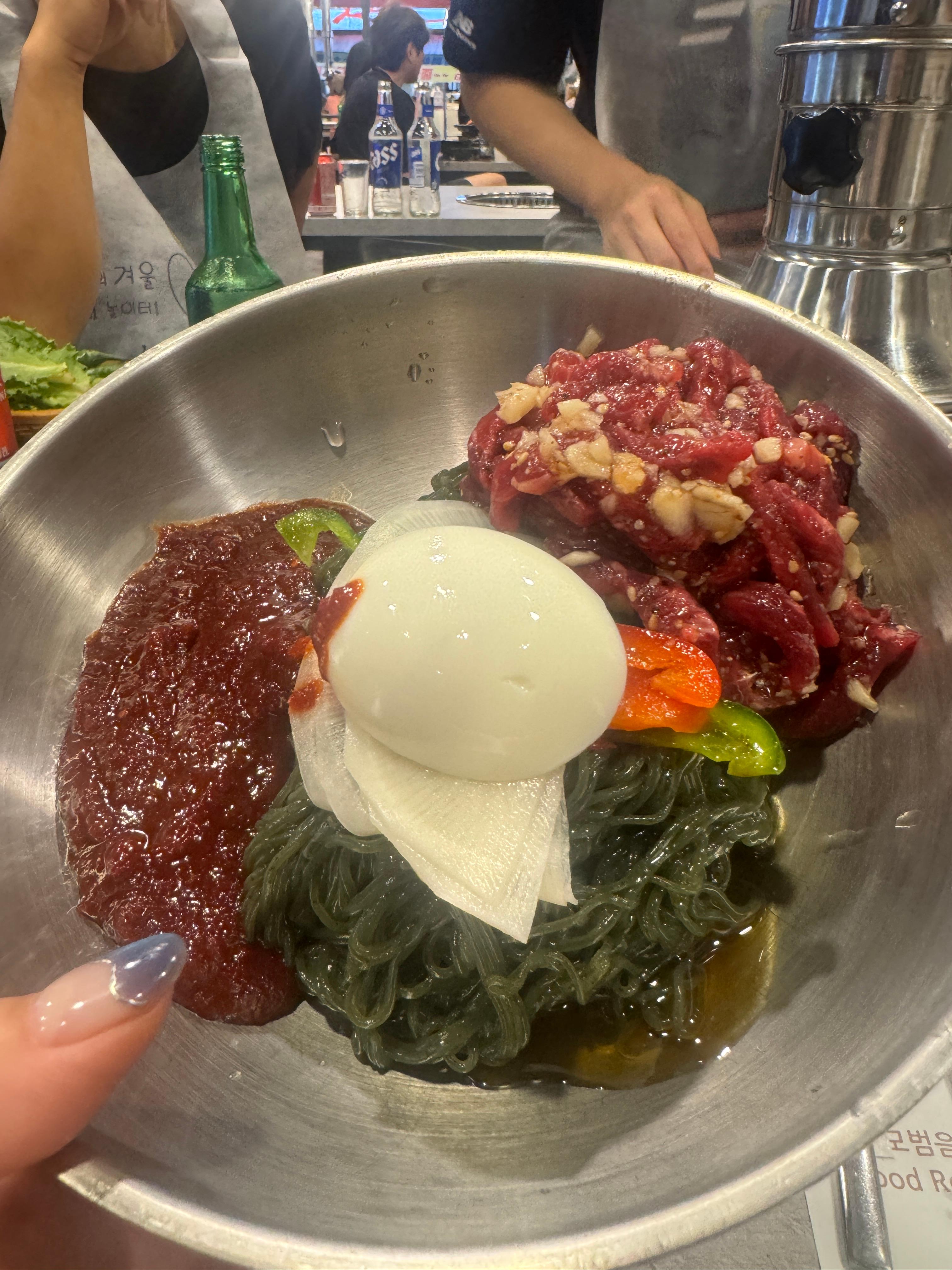 삼거리 명품한우 육회냉면 비주얼 &ndash; 육회&amp;#44; 고추장 양념&amp;#44; 반숙 계란&amp;#44; 쫄깃한 메밀면이 담긴 정선 맛집 인기 메뉴 