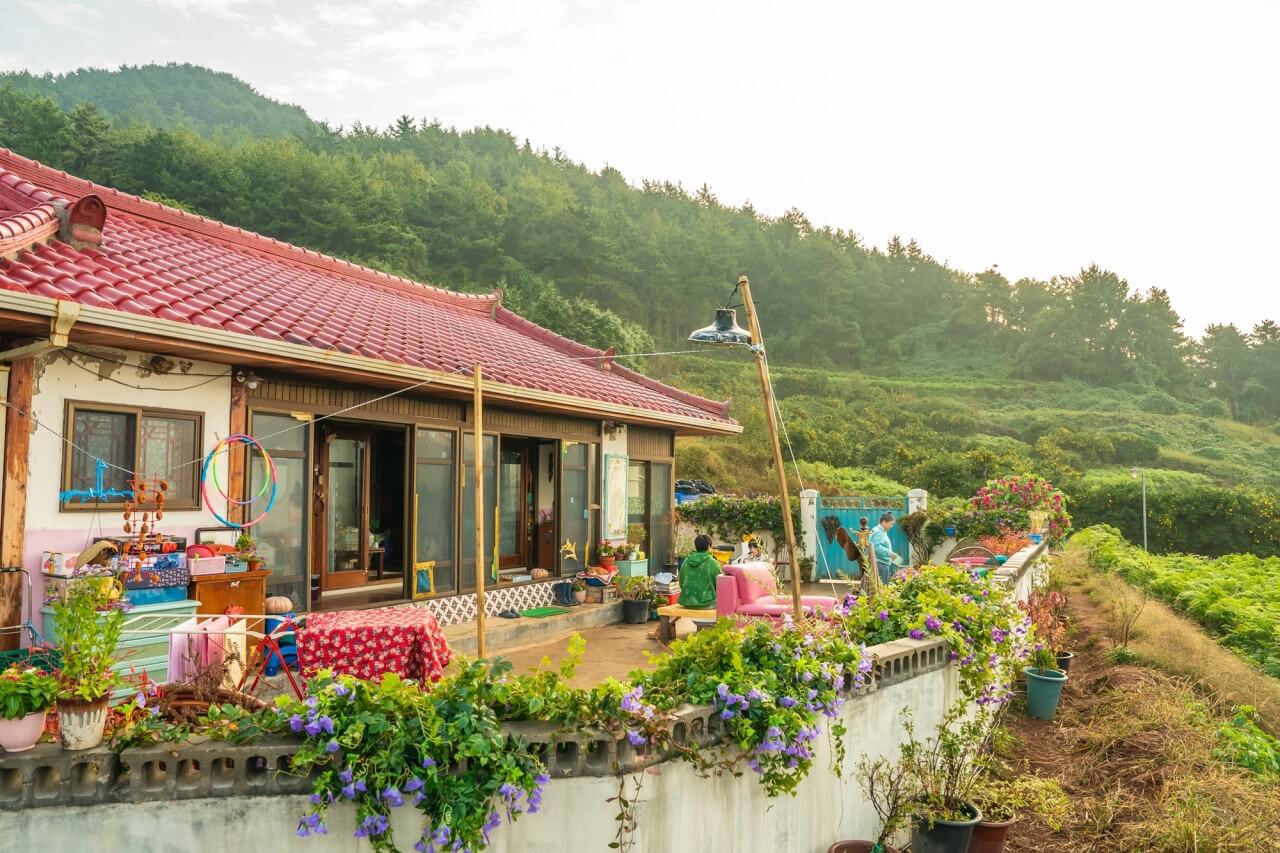 남해 한적한 시골의 빨간 지붕의 수아 할머니 집 전경