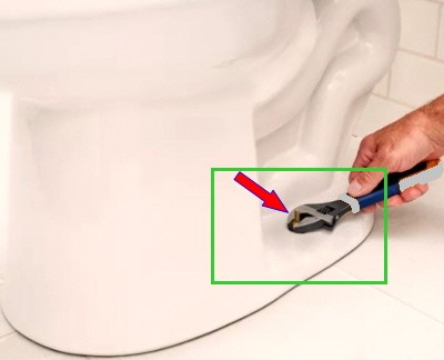 변기와 플랜지 사이 볼트 연결 모습