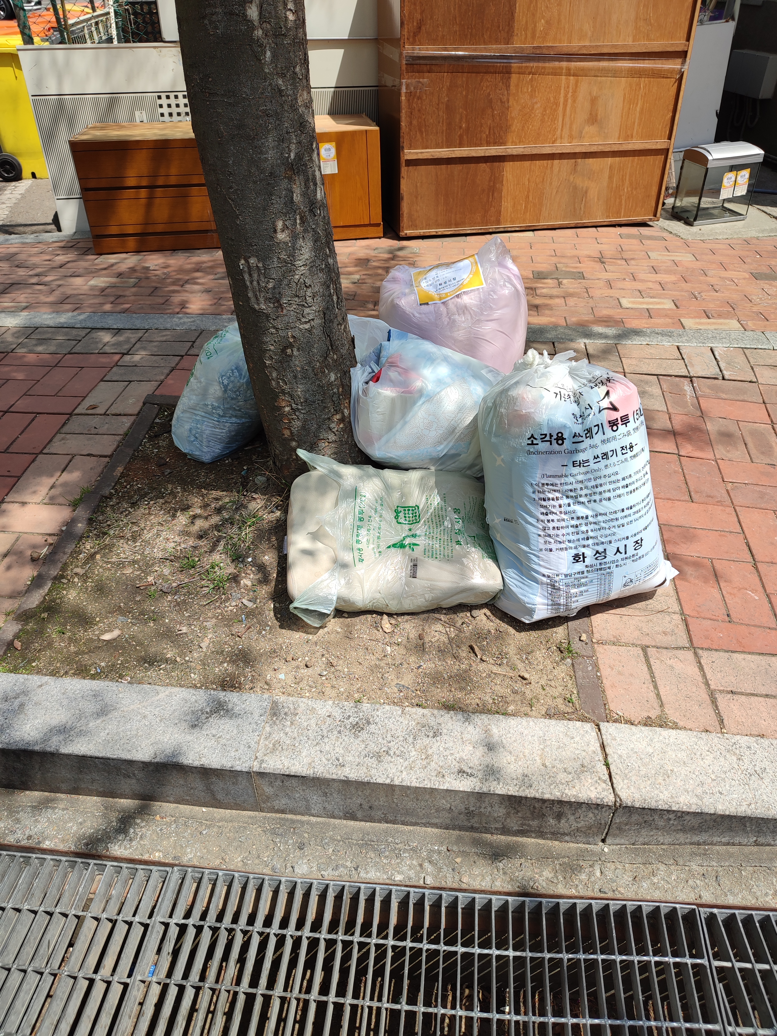 일반 쓰레기 봉투에 담아서 배출하면 수거 안 됨