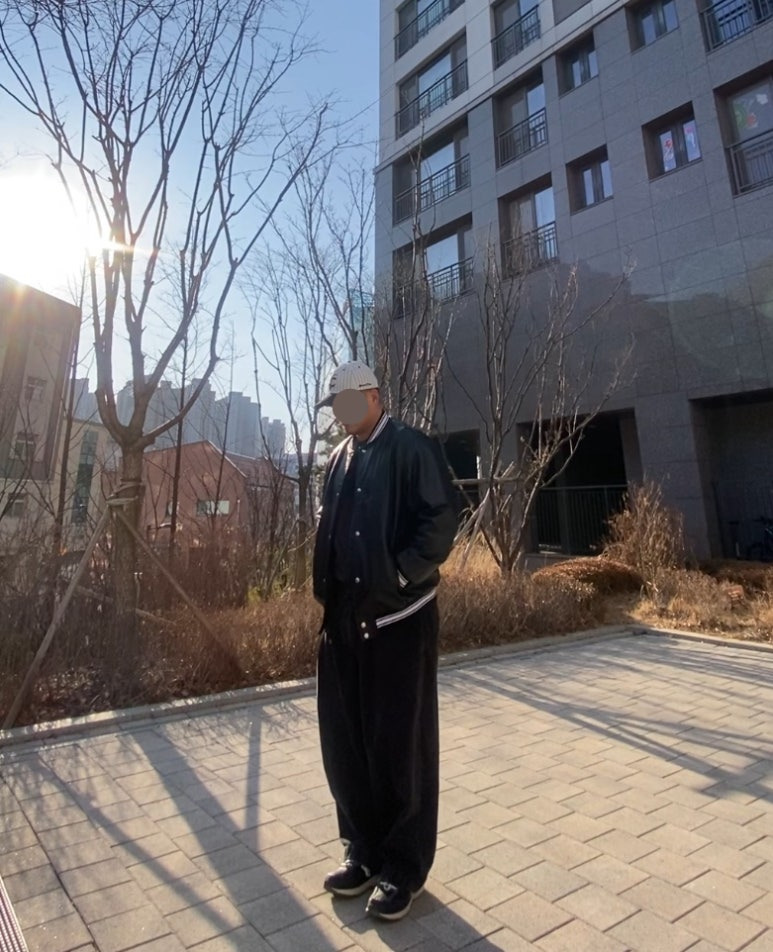 데일리룩('26.2.8.)카네라 스트라이프 야구 볼캡, 에이징씨씨 야구점퍼 바시티 스타디움재킷, 소버먼트 스톤워싱 맨투맨, 무신사스탠다드 와이드 벌룬팬츠, 뉴발란스 480v5 블랙