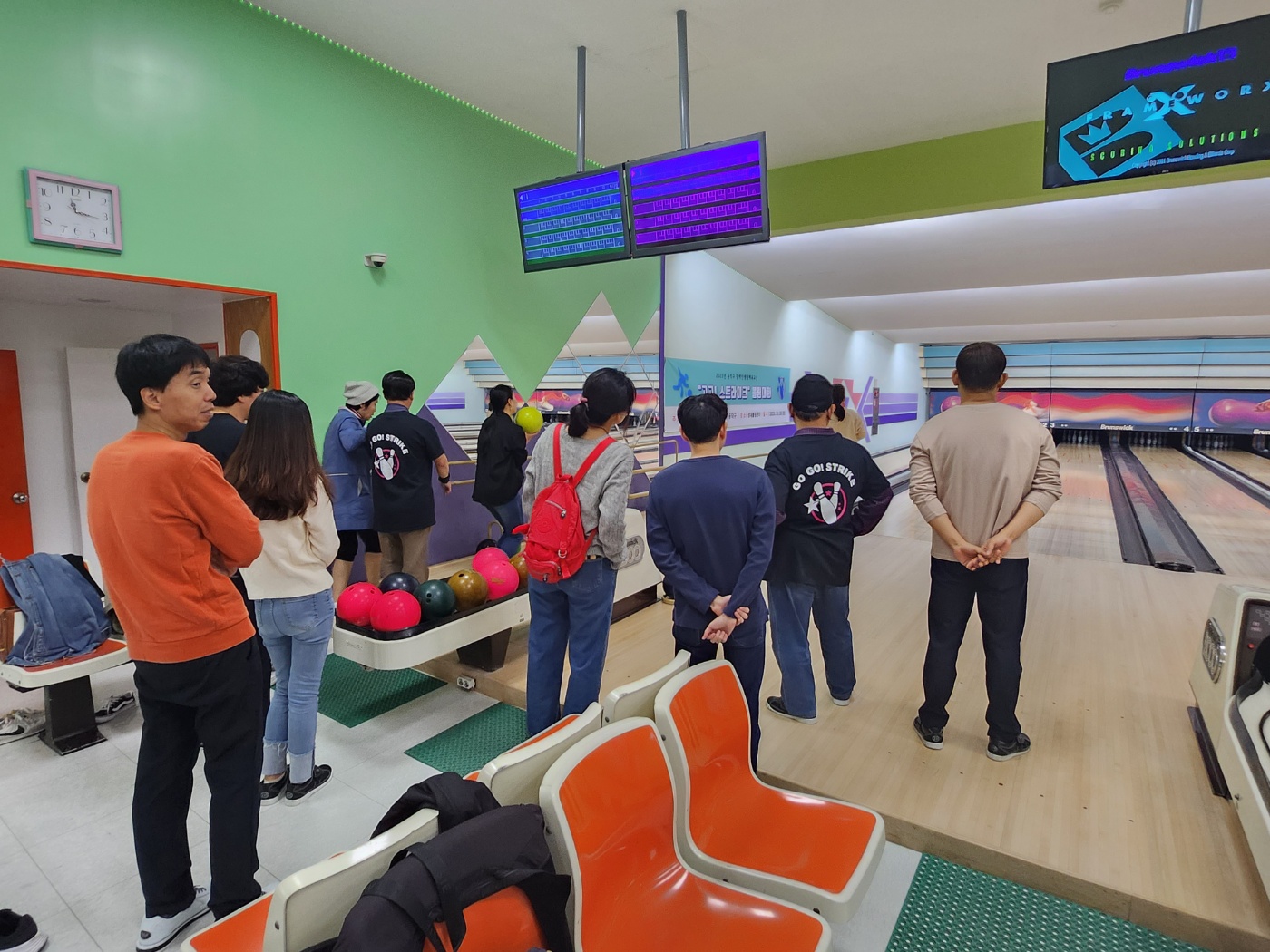 사진설명: 볼링 대회 진행을 바라보는 참여자들 모습