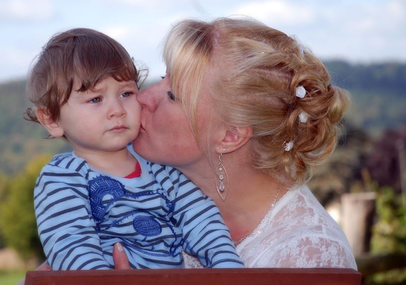 부모가 아이 사진