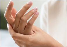 관절 통증으로 힘들어하는 사람들 이미지