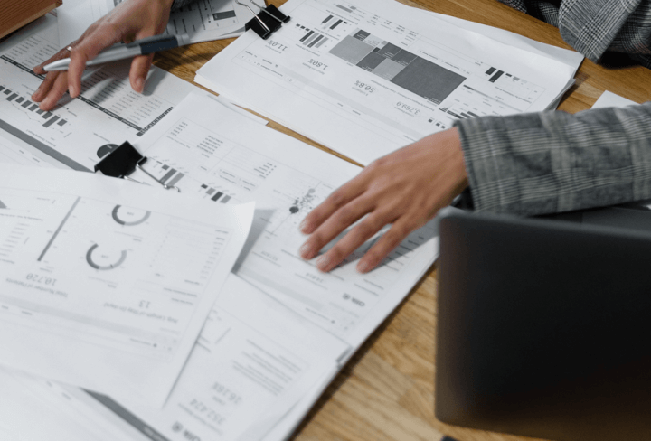 책상위 펼쳐진 서류뭉치