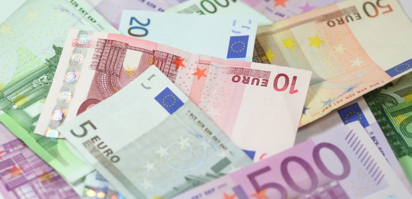 여러나라의 지폐가 펼쳐져 있는 사진