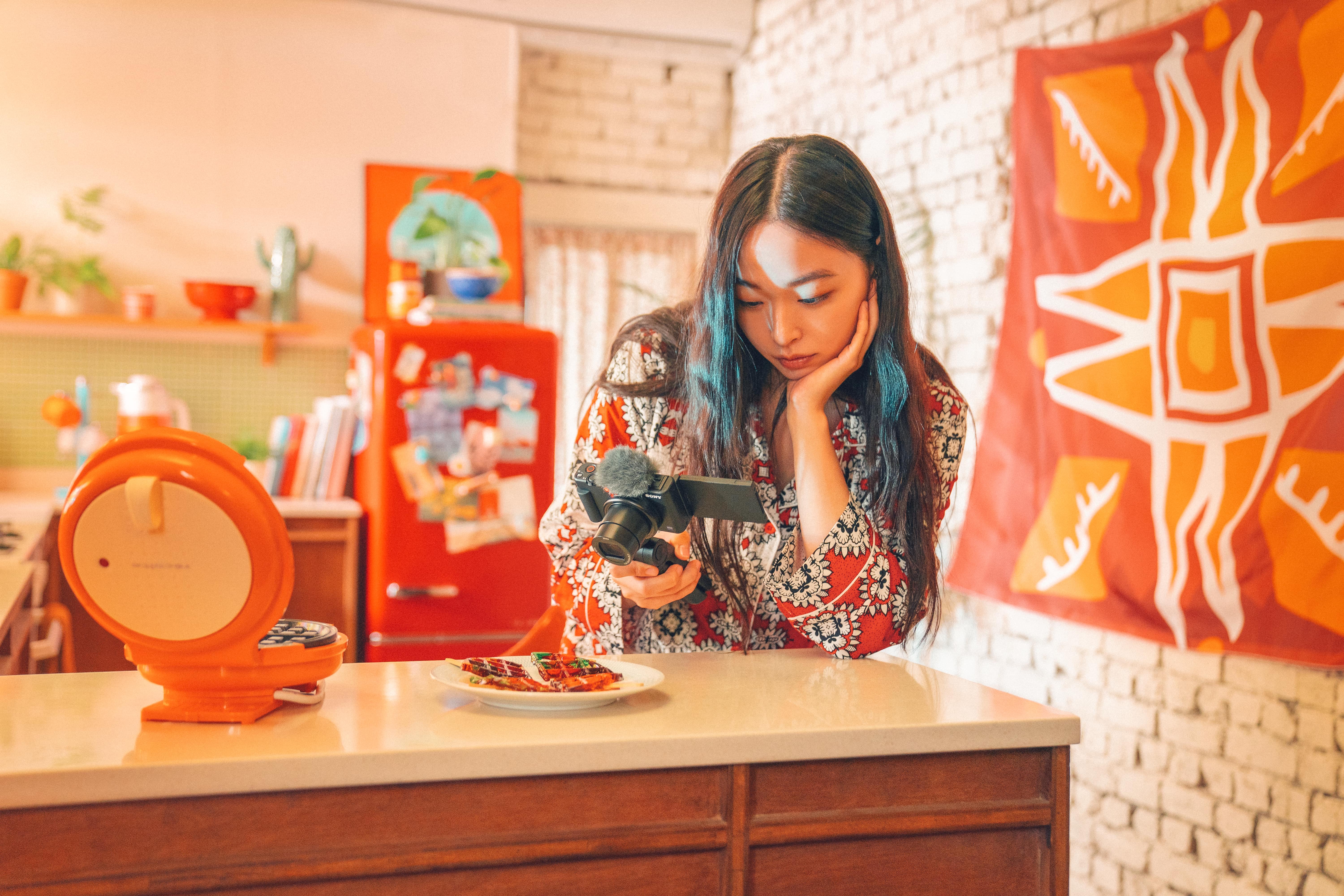 ZV-1으로 브이로그를 찍는 모습