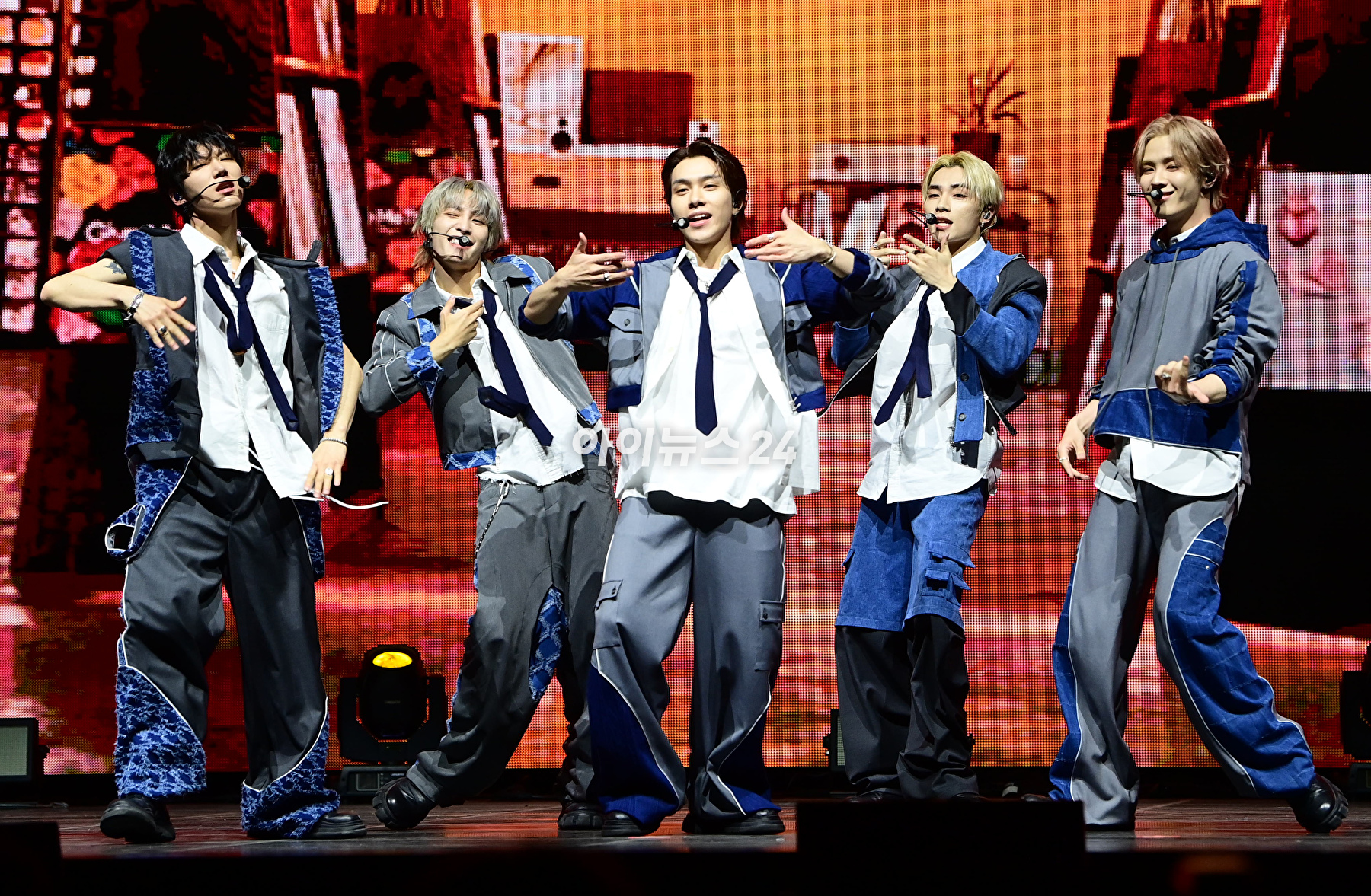 그룹 웨이션브이가 3일 오후 서울 용산구 한남동 블루스퀘어에서 열린 WayV(웨이션브이) 5번째 미니 앨범 'Give Me That' (기브 미 댓) 쇼케이스에서 타이틀 곡 'Give Me That' 무대를 선보이고 있다. [사진=정소희 기자]