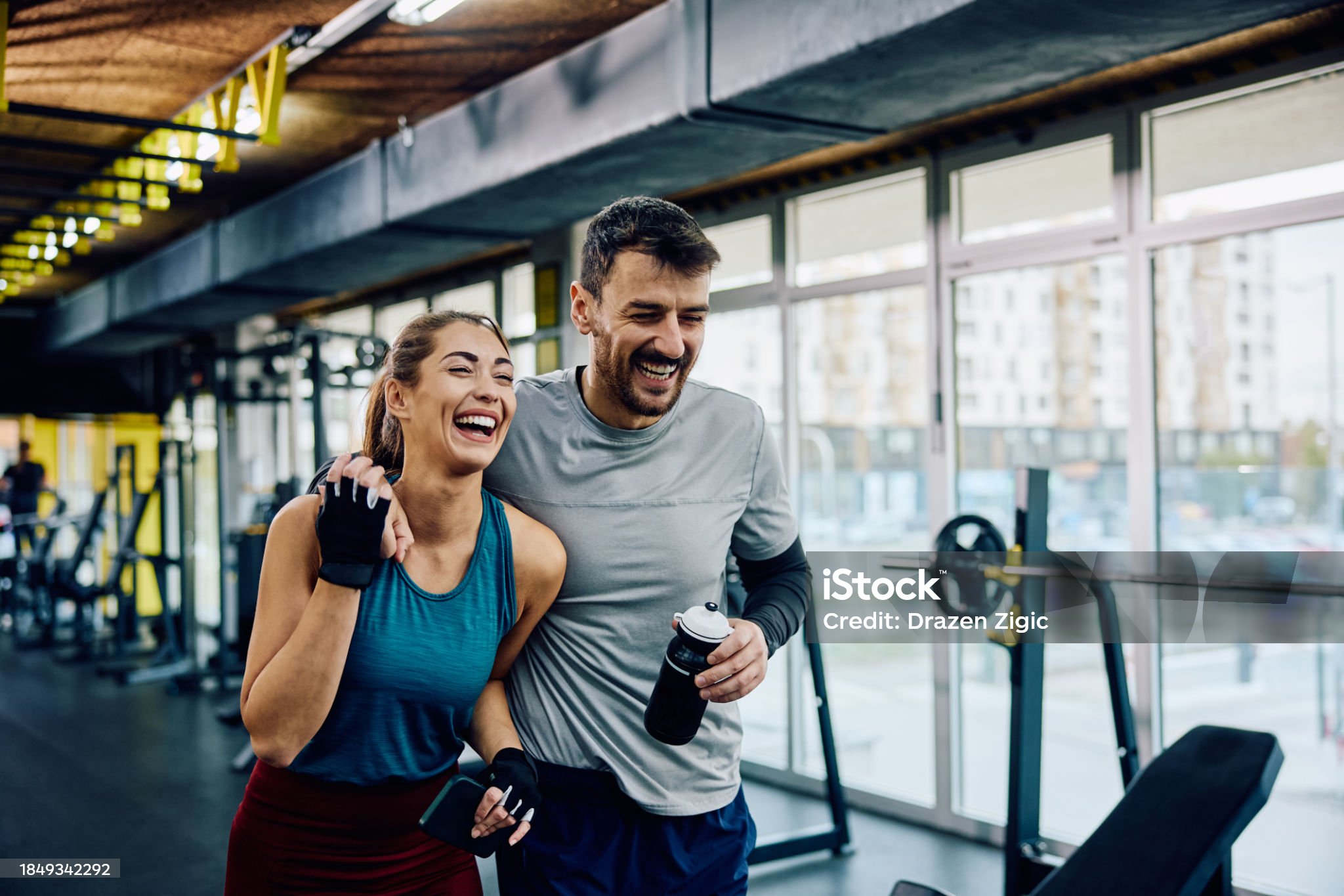 즐겁게 운동하는 남녀