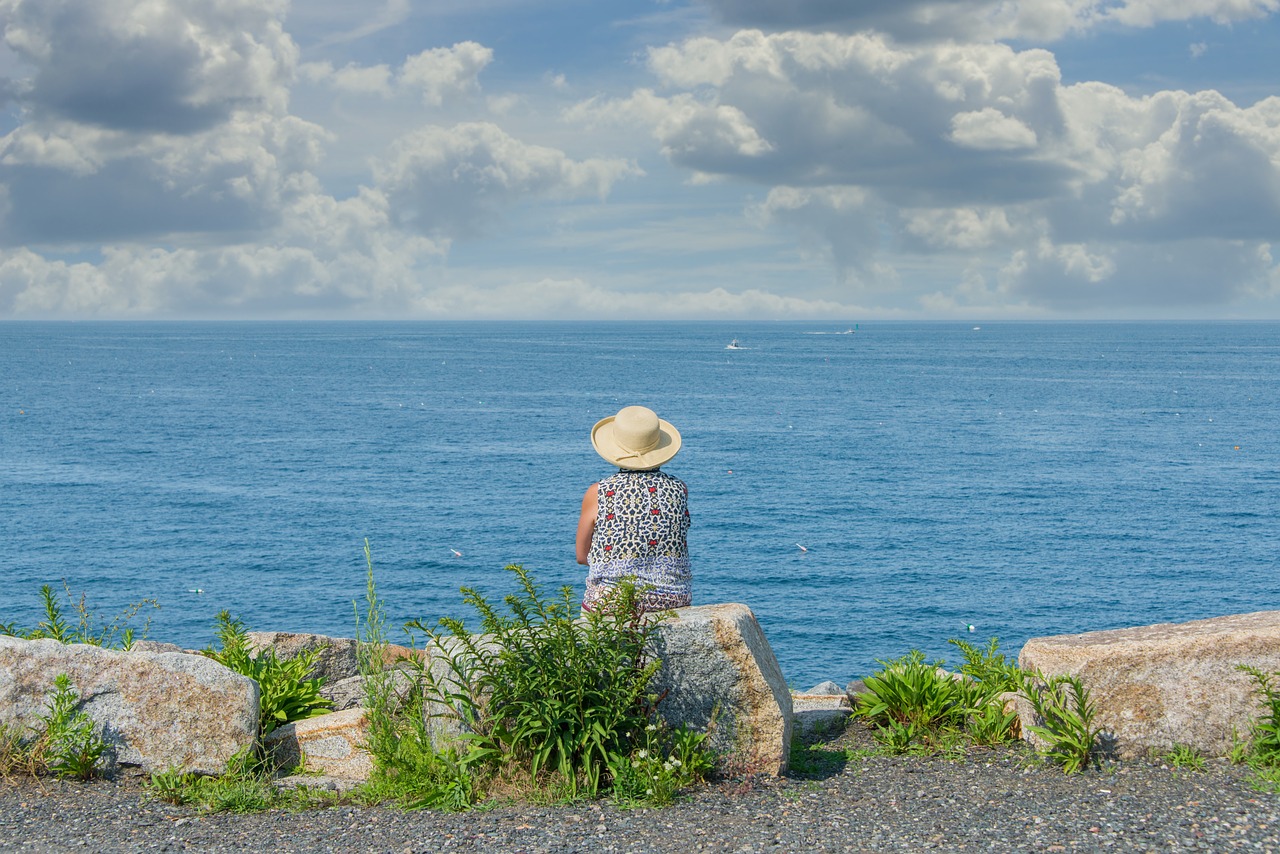 woman sitting alone in nature 관련 사진