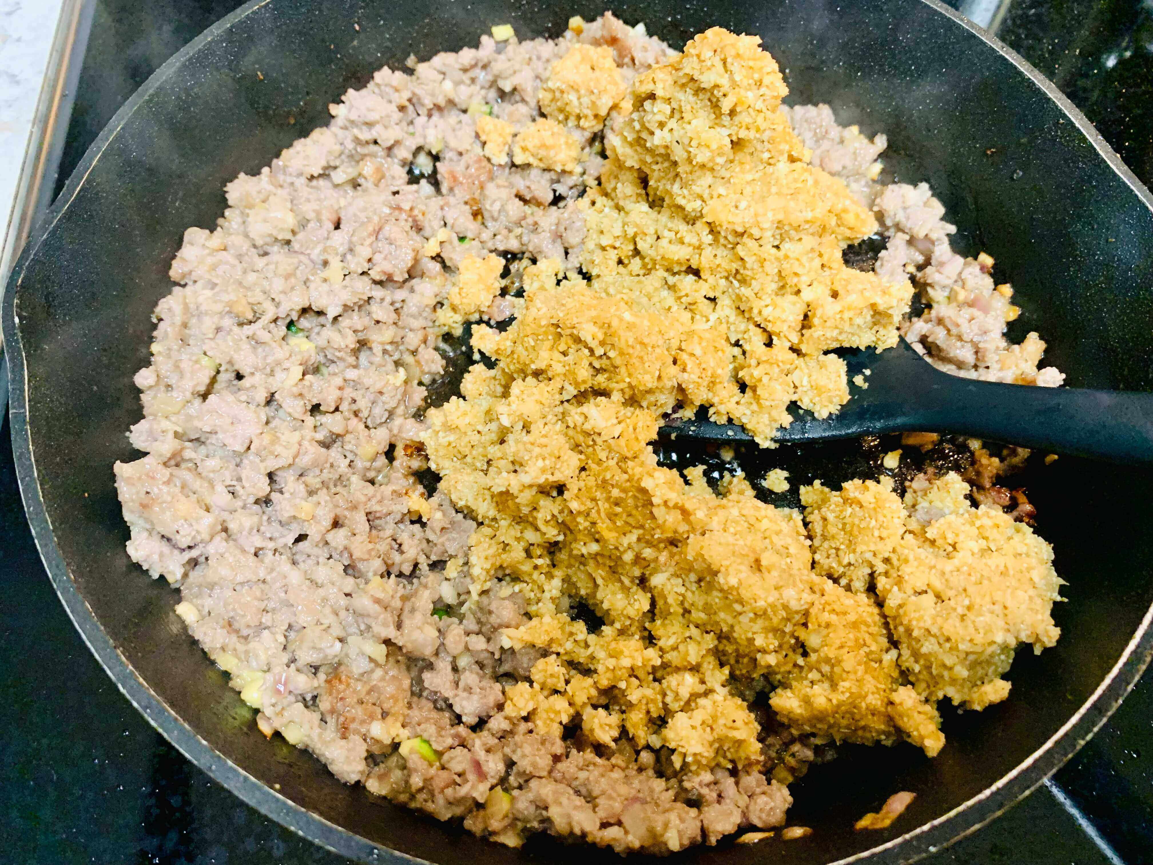 냄비 안-고기-노란 콜리플라워가-담긴-모습