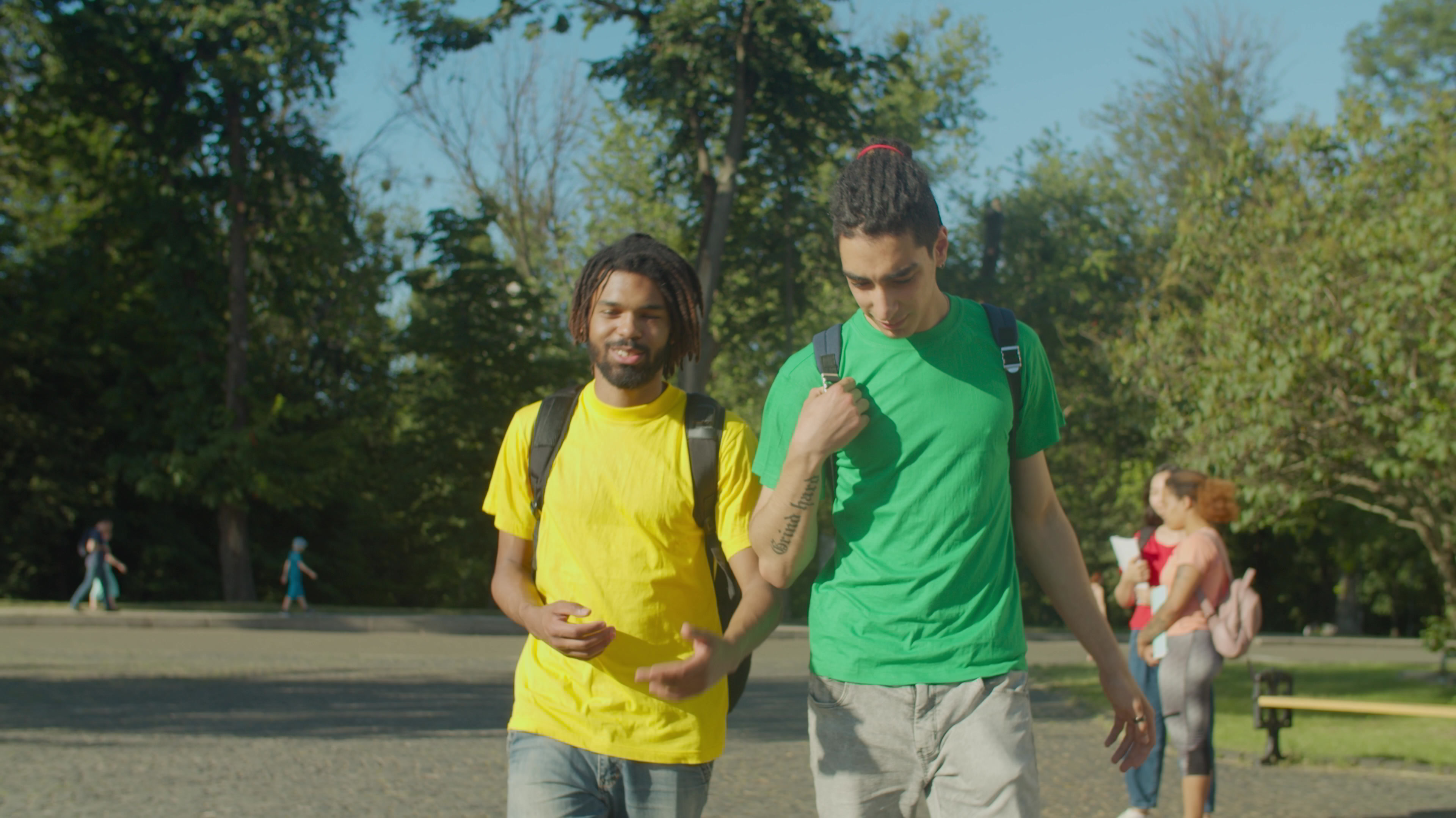 영어공부 잘하는 방법에 대해 이야기하는 사람들