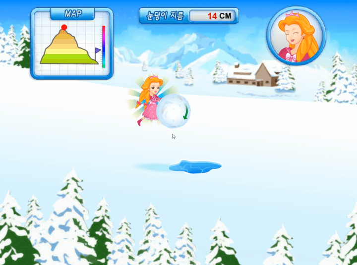 스릴만점-눈굴리기-대작전-중급-쥬니버-플래시게임-플레이-크라라가-눈덩이를-굴리며-물-웅덩이를-피하기-위해-점프하는-화면