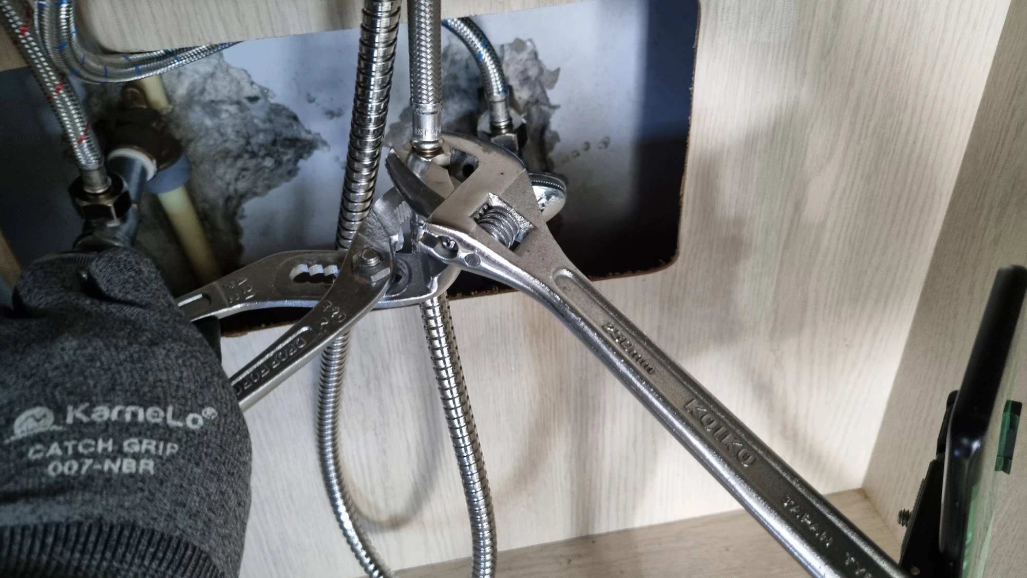 싱크대 수전 호스 고정 모습