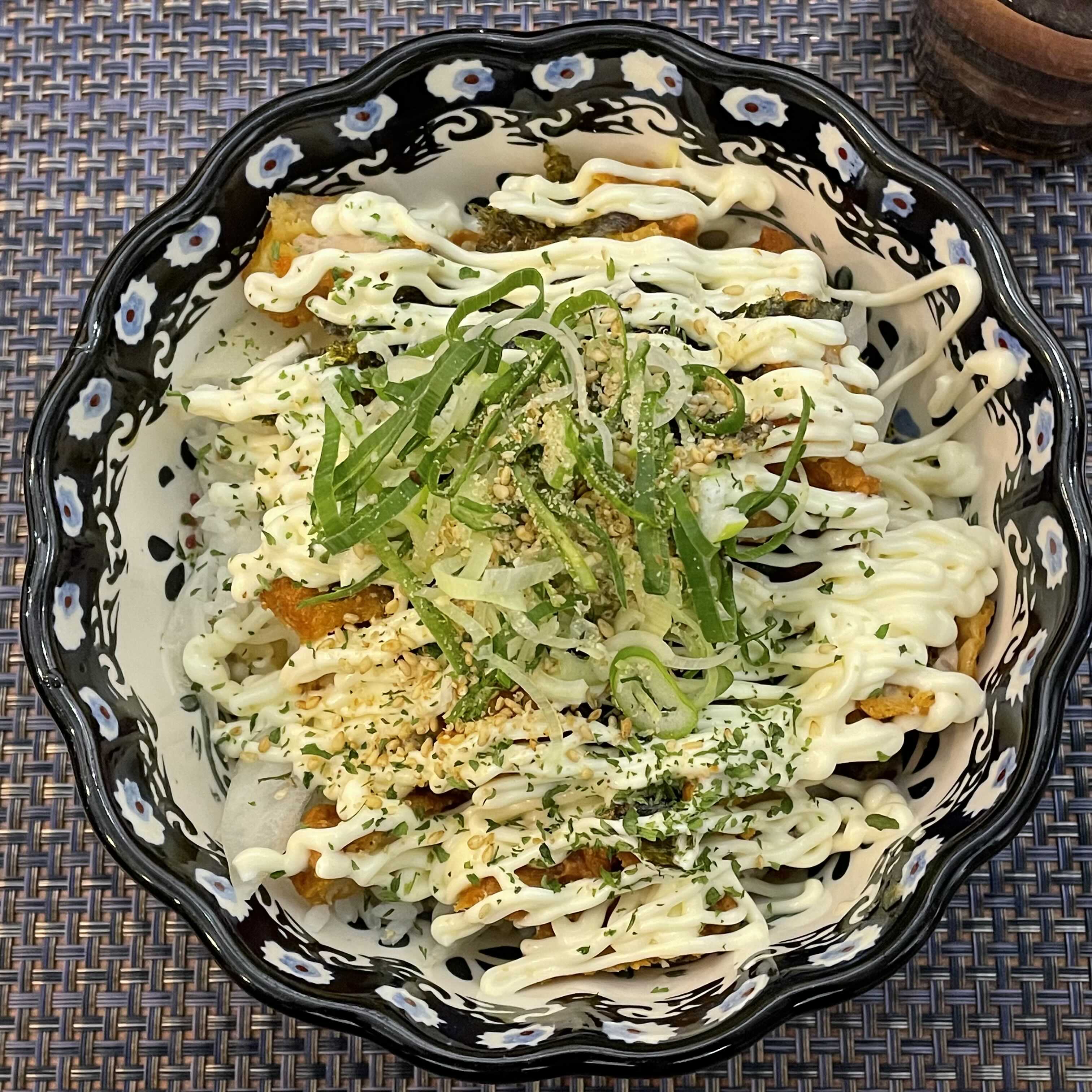 가라아게와 특제 마요네즈 소스로 만든 일식 덮밥