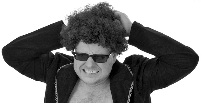 남성이 머리를 잡고스트레스로 고통스러워한다