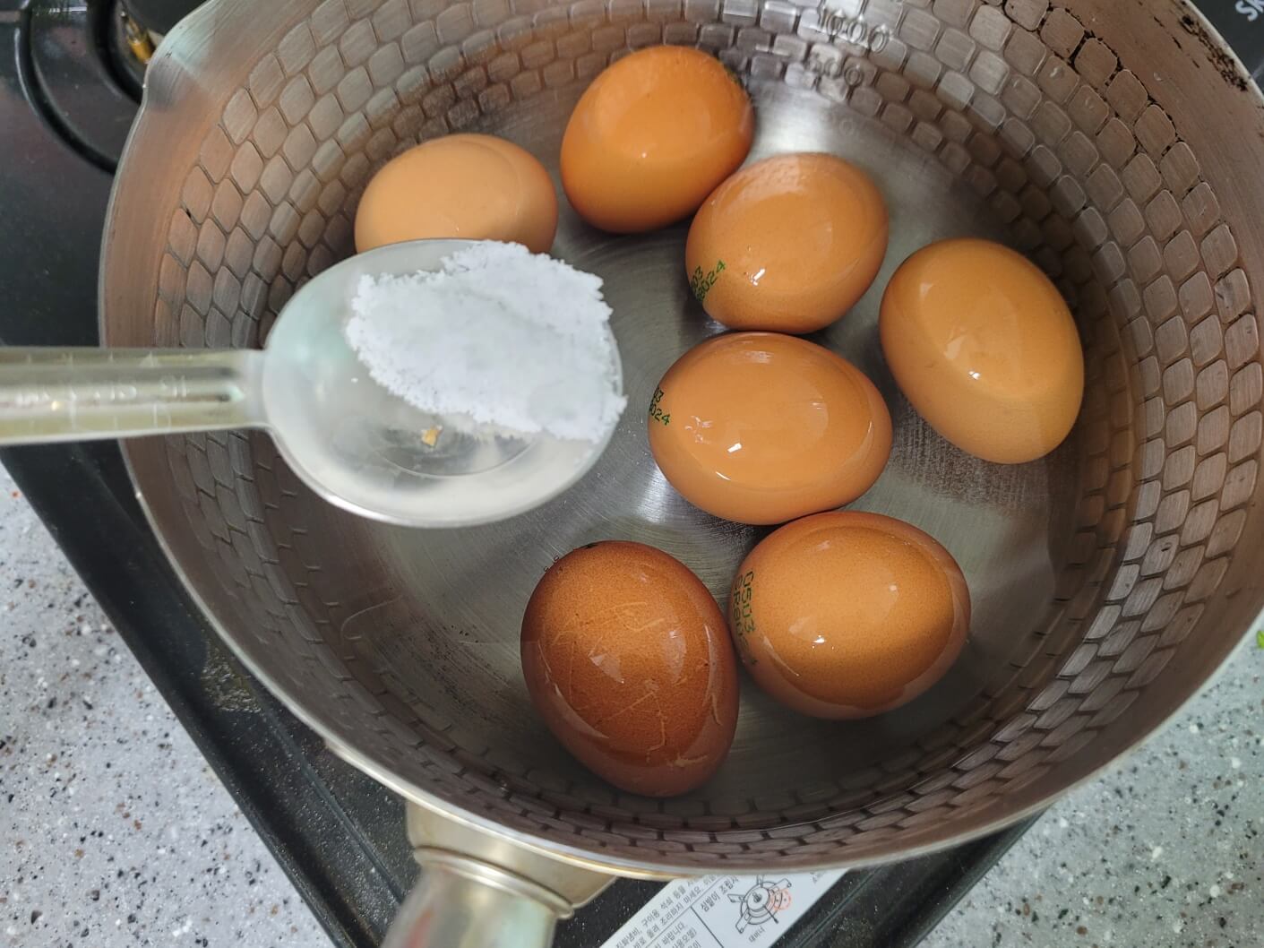냄비에 계란넣기