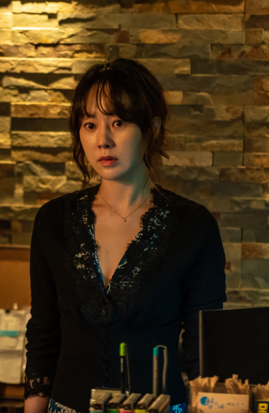 영화 브로큰 방 안에서 일어나는 일에 겁에 질린 듯한 문영