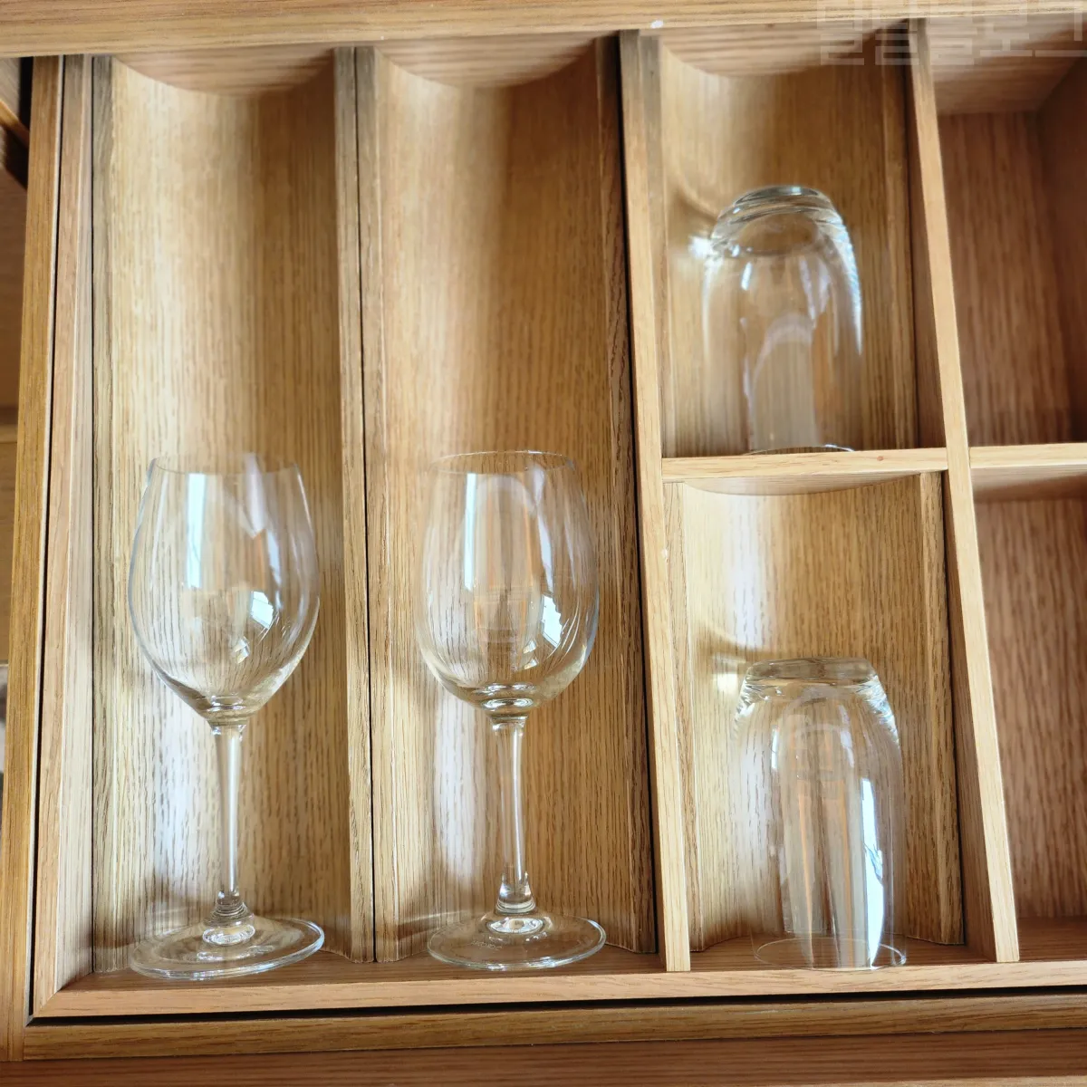 인천-파라다이스시시티-프리미어-디럭스-트윈-룸-와인잔