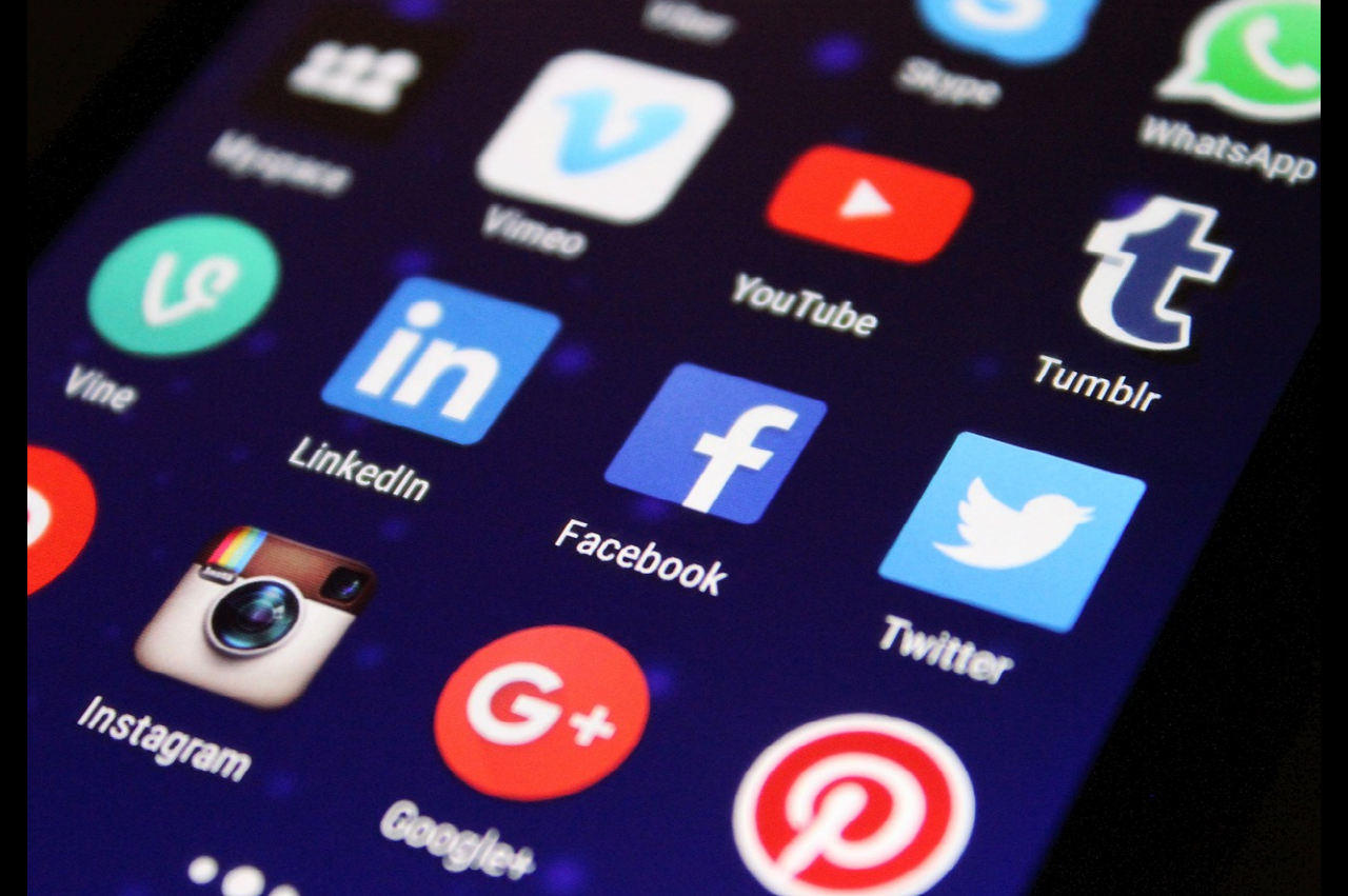 휴대폰 화면에 다양한 어플이 있는 사진