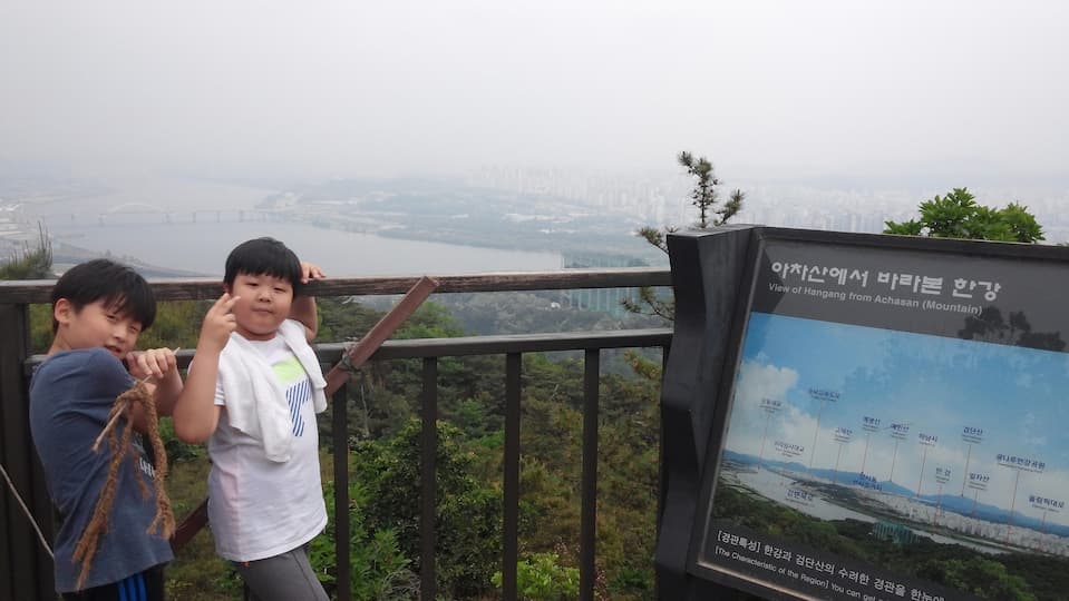 아차산 정상에서 사진을 찍는 아이들