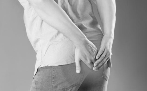 엉덩이에-손을-올린-사람