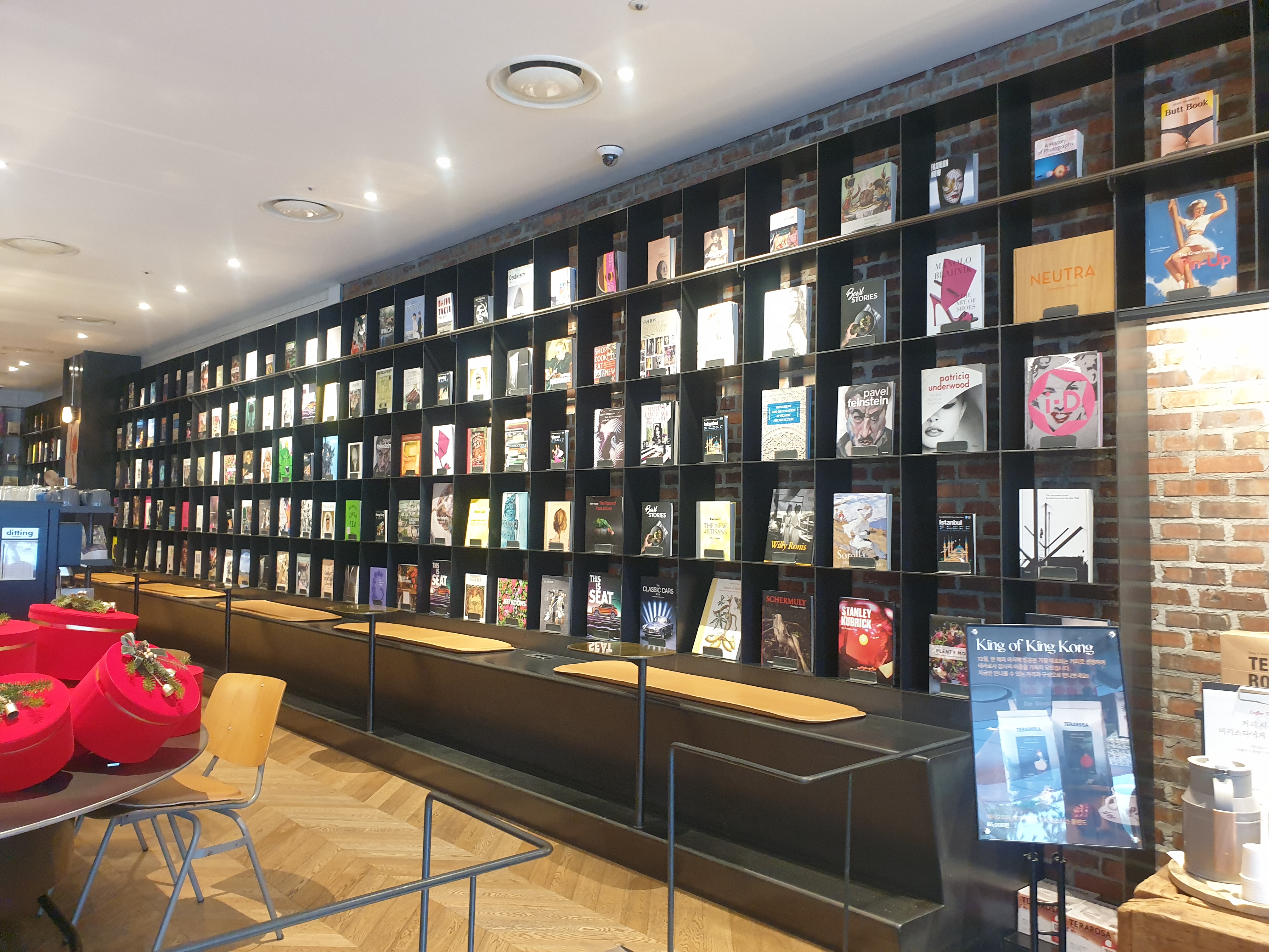 테라로사 책장 인테리어