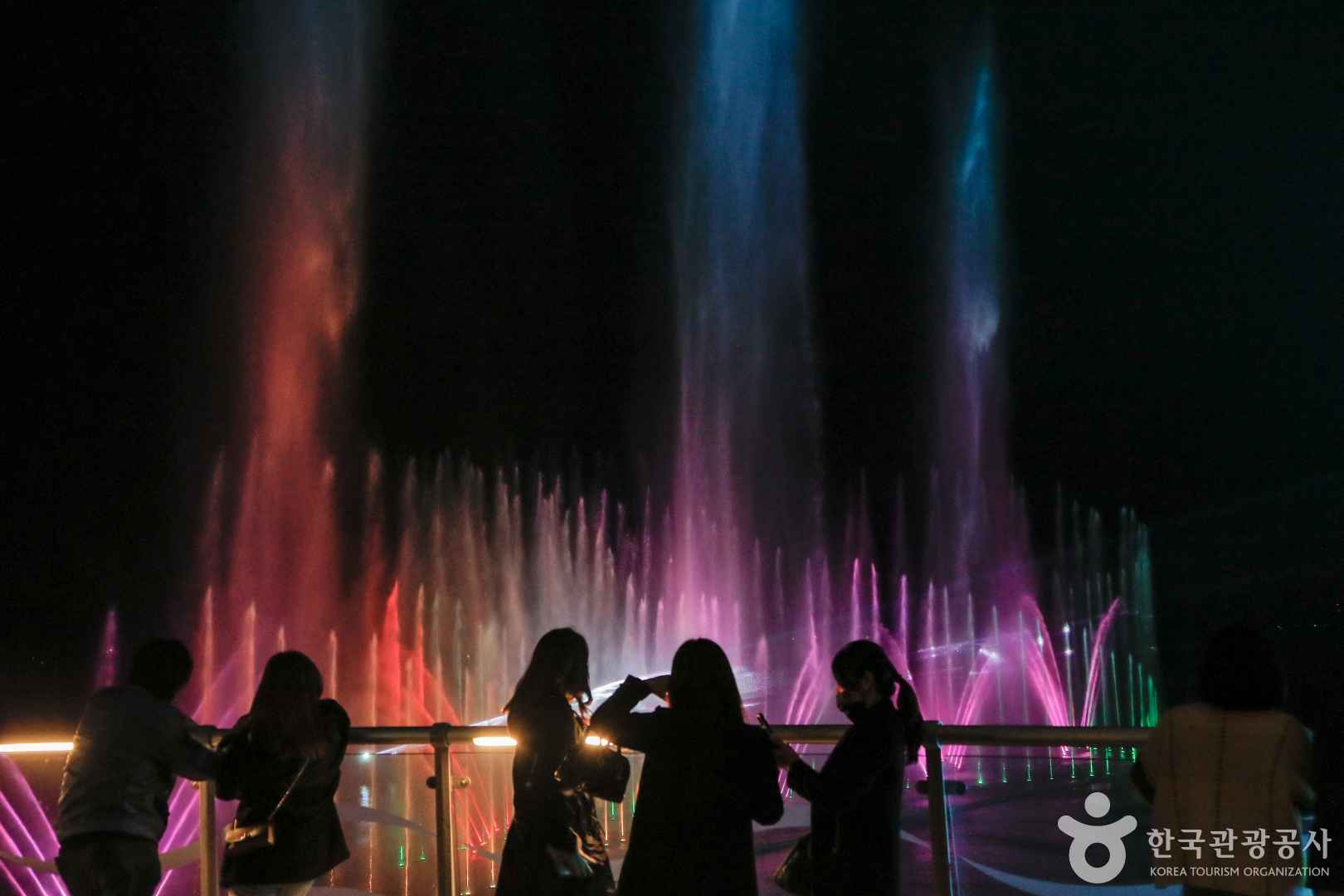 예당호 출렁다리 음악분수