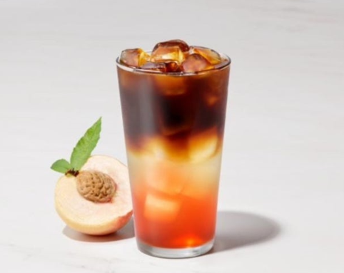 아메리카노와 아이스티의 혼합 음료 사진