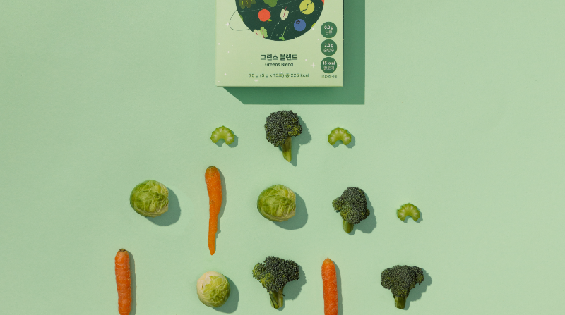 일상 속에서 채소 섭취를 돕는 아슈니버스 그린스 블렌드와 채소 구성 이미지