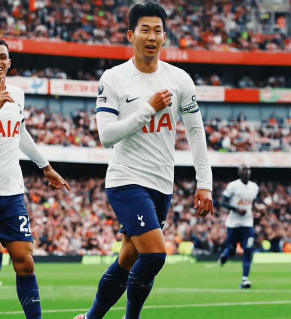 손흥민 아스날 토트넘 경기 중 동료와 기뻐하는 장면