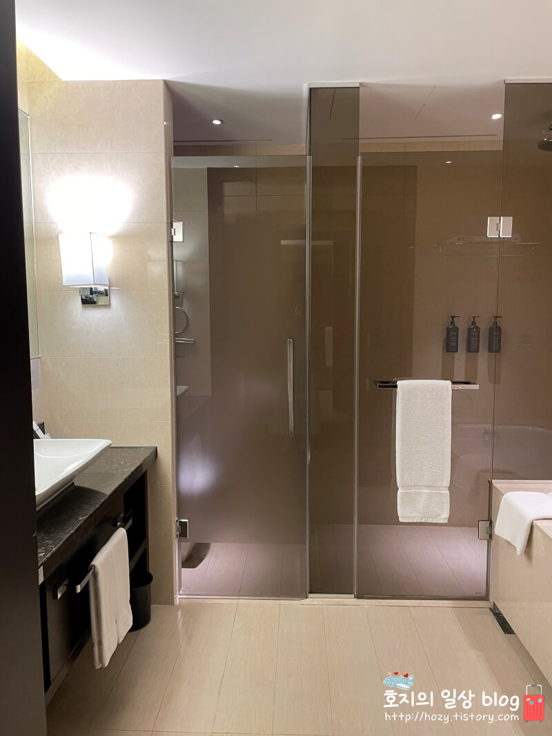 송도 쉐라톤 디럭스룸 욕실 전경