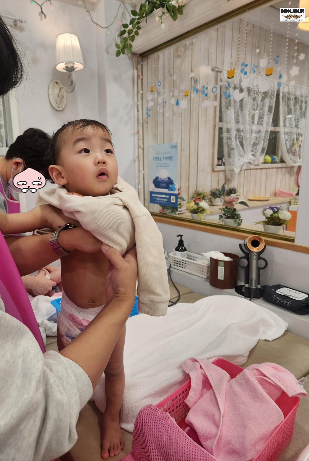 베이비엔젤스 탈의실에서 방수 기저귀 없이 수영복으로 환복 중