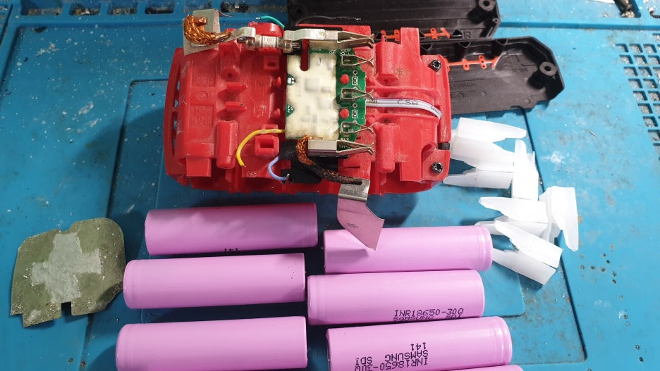 보쉬 18V 6A 배터리 셀 분리 작업