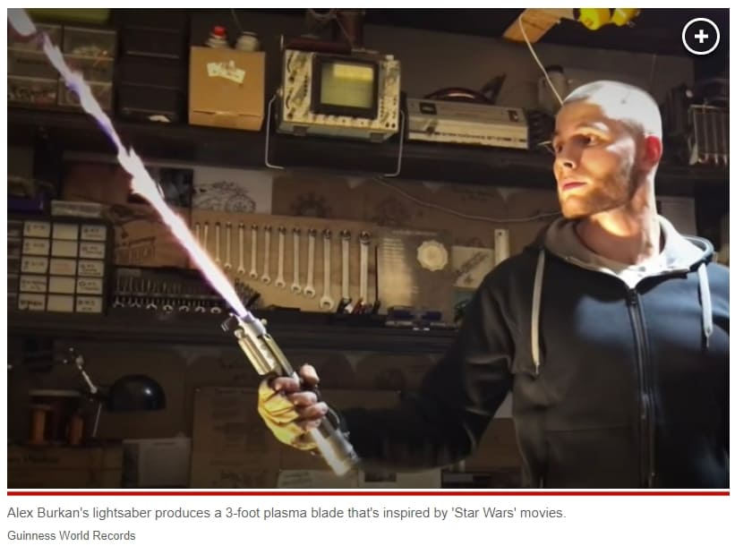 강철도 자를 수 있는 광선검 개발자 기네스북에 올라 VIDEO: Guinness World Records recognizes Russian YouTuber as making world&rsquo;s first retractable lightsaber