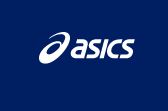 남색-바탕에-흰색으로-써있는-asics-글씨-로고