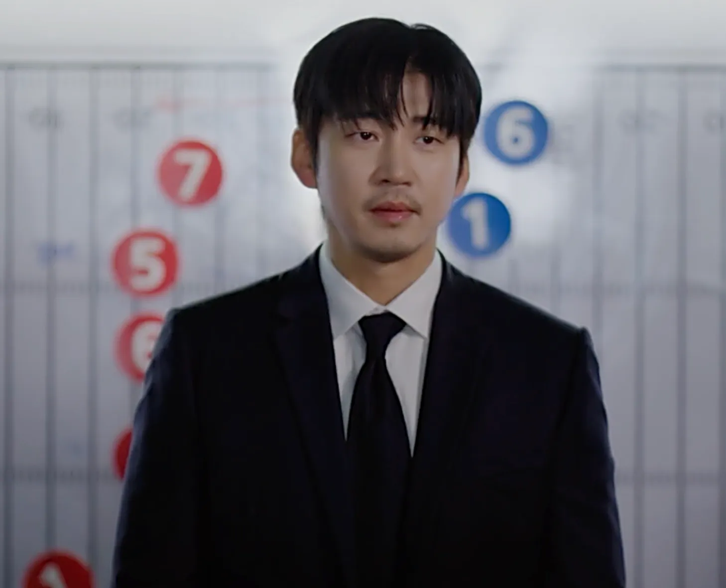 트라이 윤계상 검은 양복