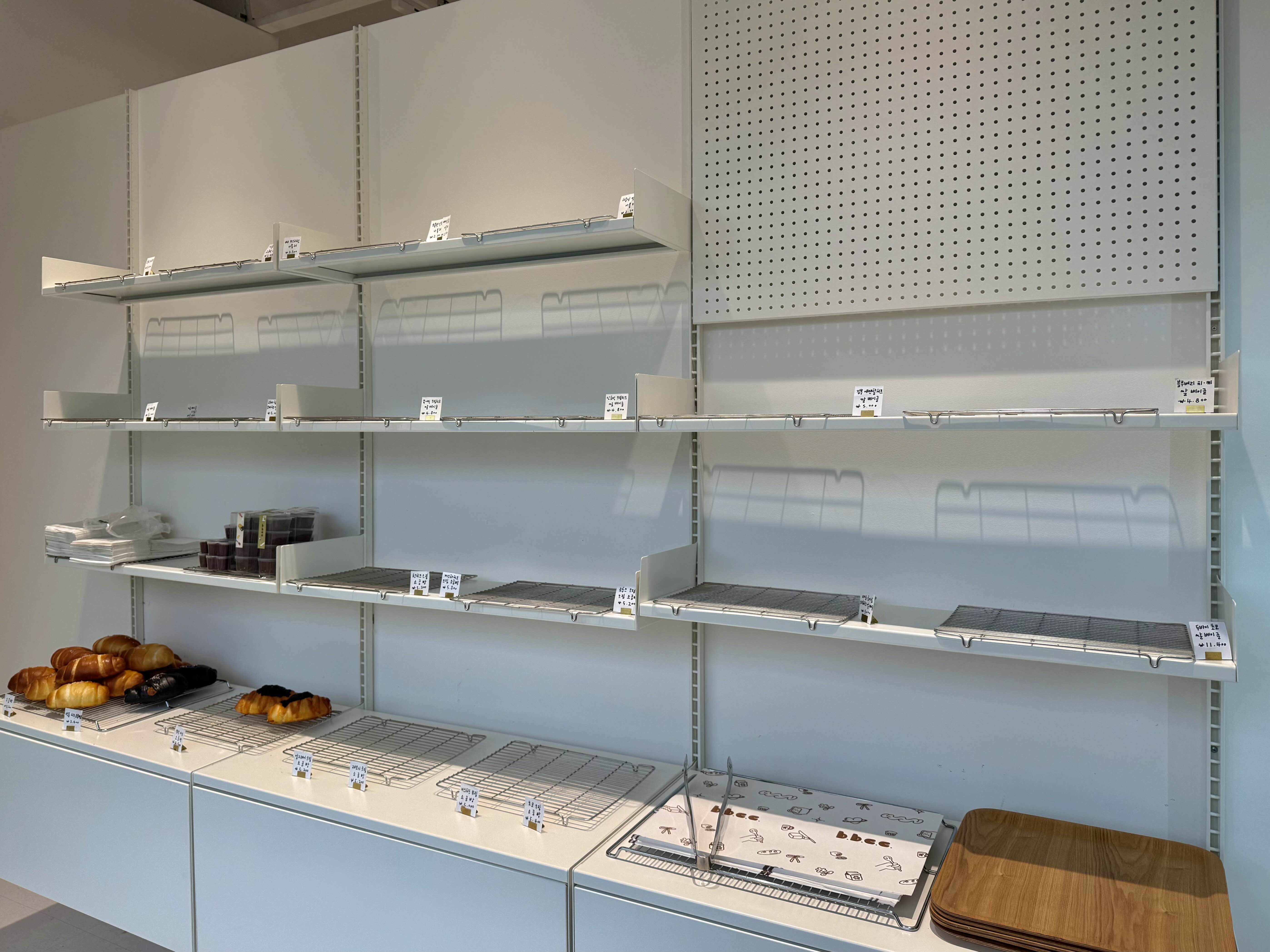 비비씨씨의 베이커리 진열대 이미지