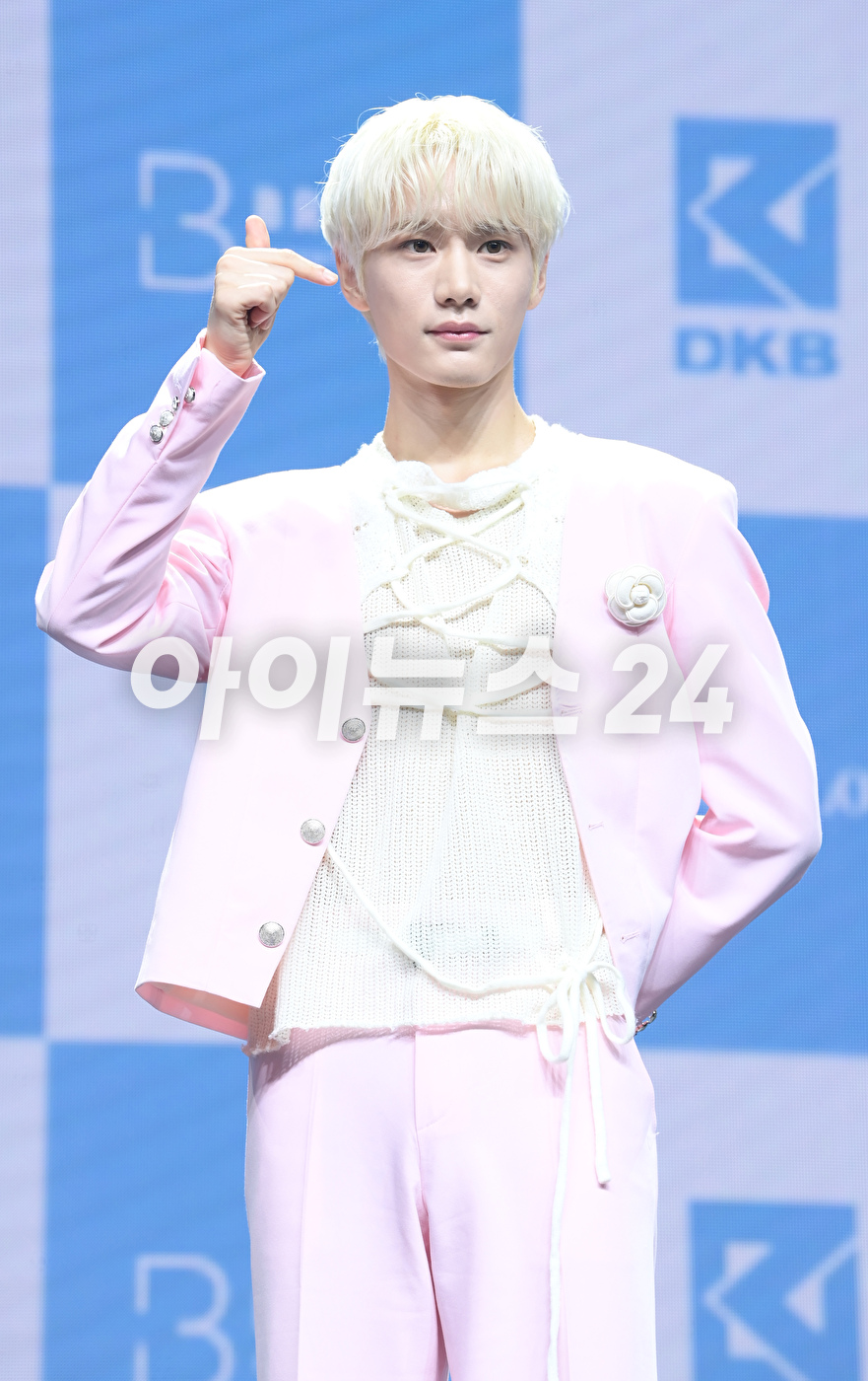 그룹 다크비(DKB) 테오가 14일 오후 서울 서교동 신한카드pLay스퀘어 라이브홀에서 다크비 여섯 번째 미니앨범 '아이 니드 러브(I Need Love)' 발매 기념 쇼케이스에서 포토타임을 갖고 있다. [사진=정소희 기자]