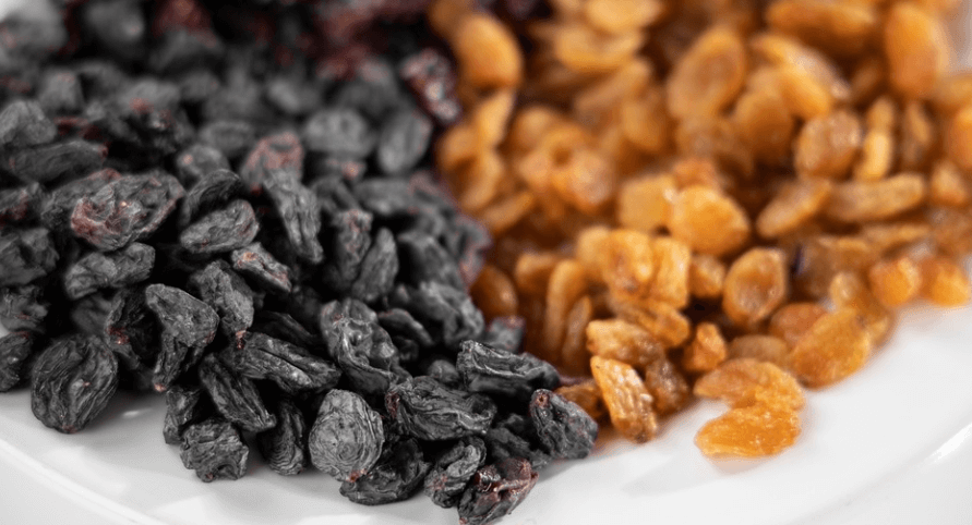 두가지의 다른 건포도가 놓여 있다