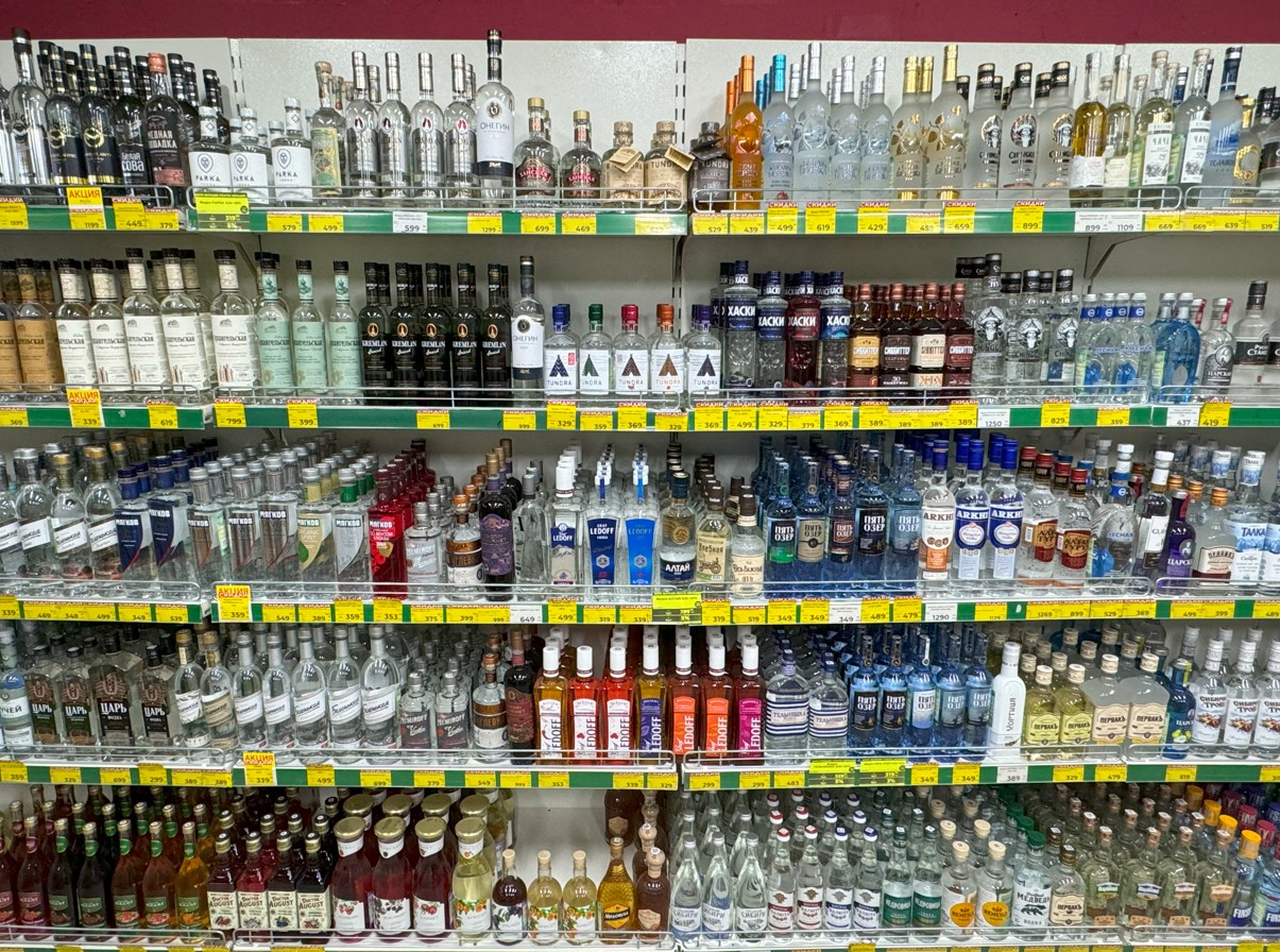 울란우데 마트 보드카 코냑 사진