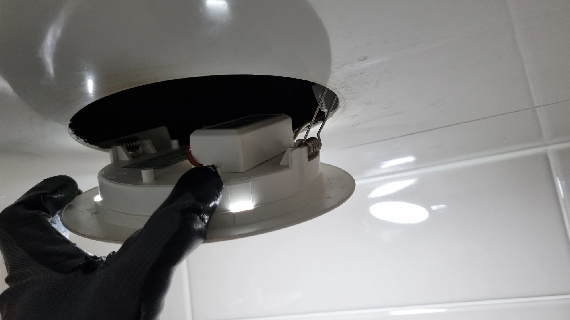 매립형 LED 전등 빼는 모습